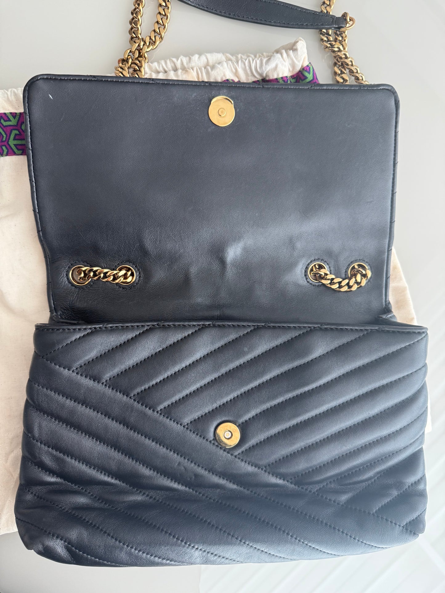Cartera Tory Burch negra Kira Chevron original de segunda mano