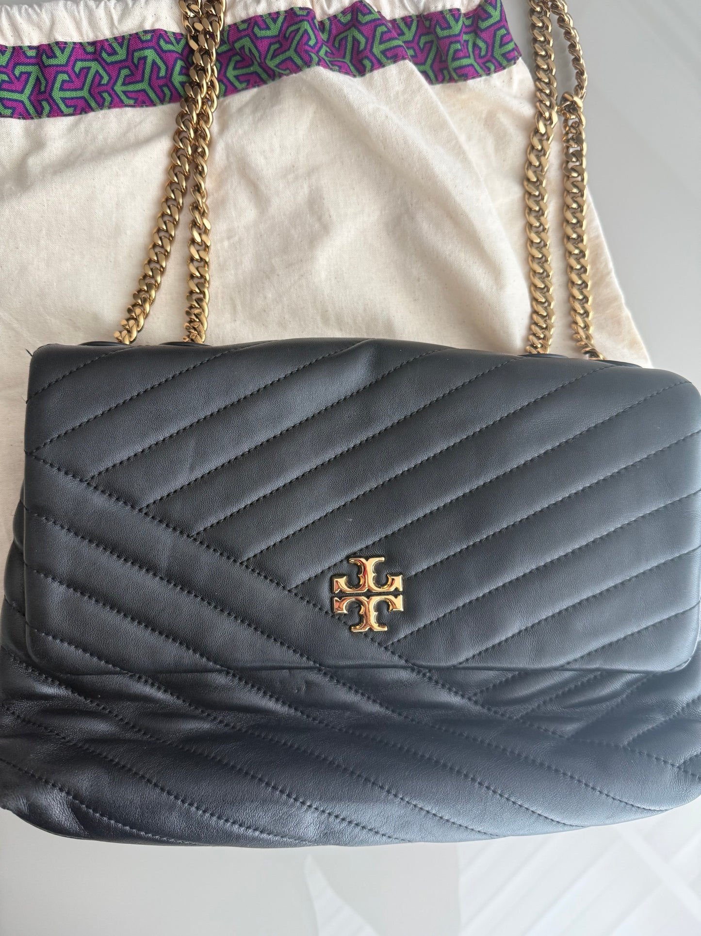 Cartera Tory Burch negra Kira Chevron original de segunda mano