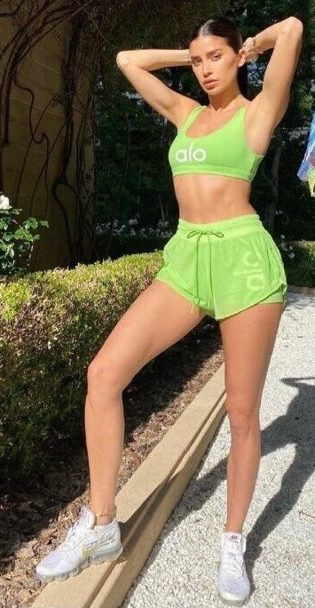 Short Alo Yoga verde manzana talla S