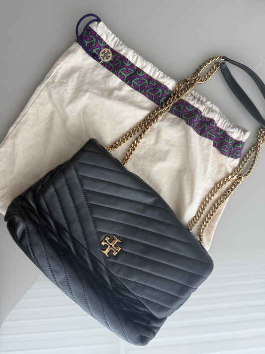 Cartera Tory Burch negra Kira Chevron original de segunda mano