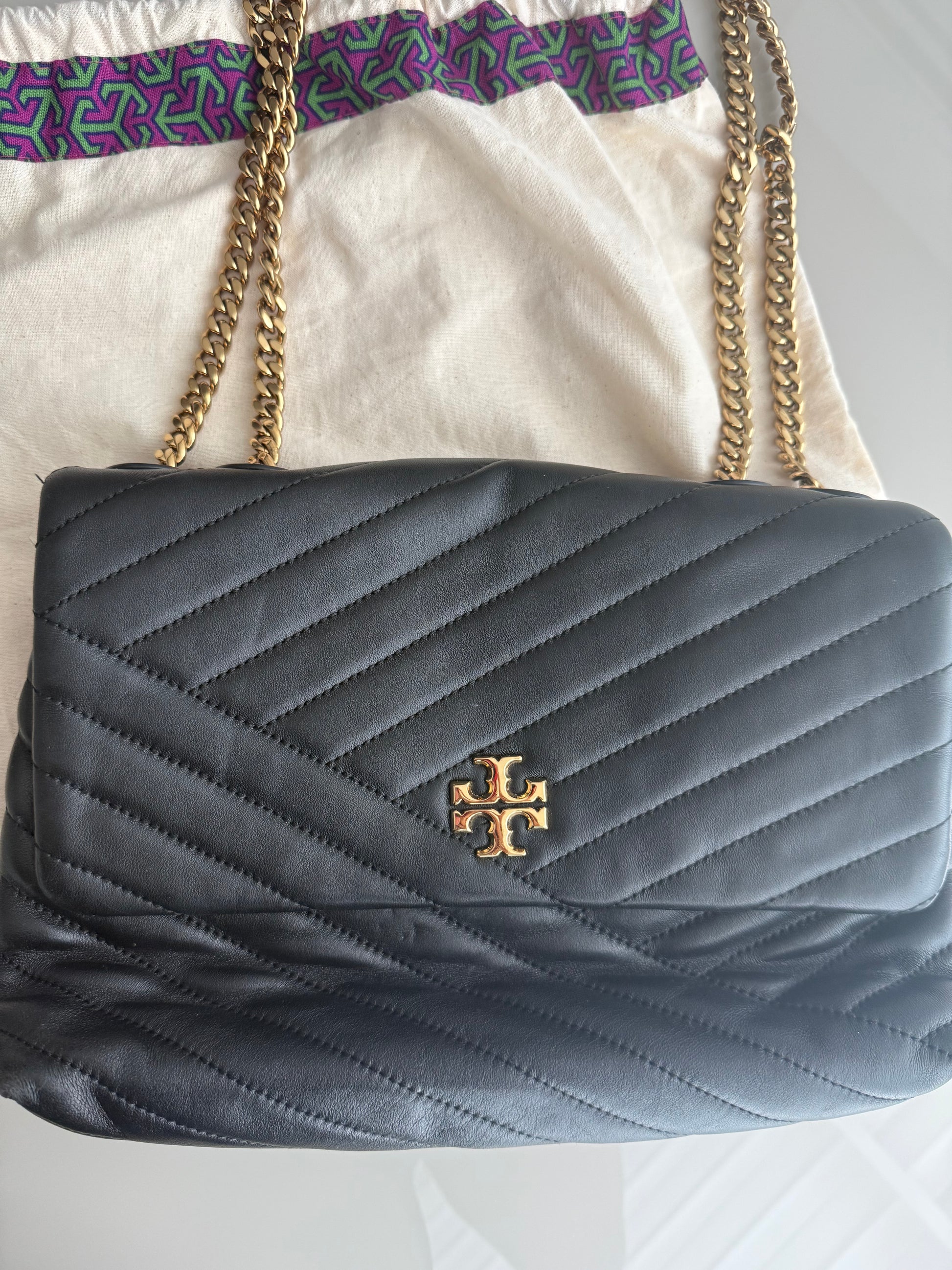 Cartera Tory Burch negra Kira Chevron original de segunda mano