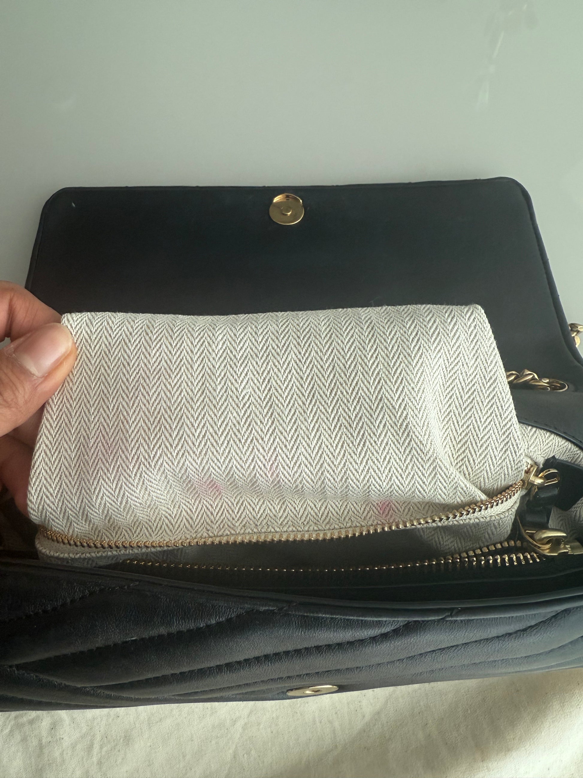 Cartera Tory Burch negra Kira Chevron original de segunda mano