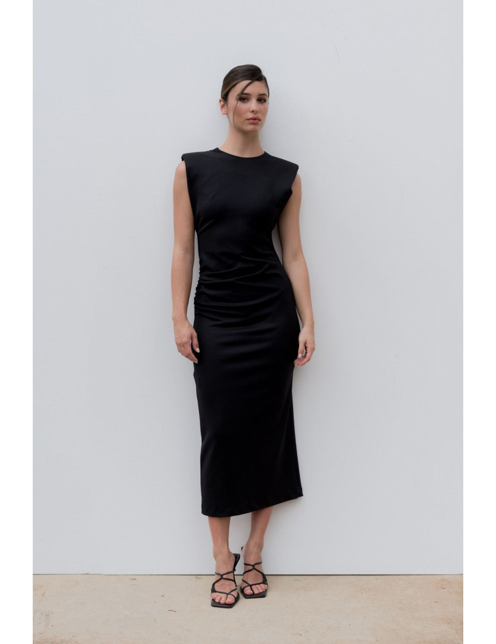 Vestido midi negro Zara con hombreras talla S